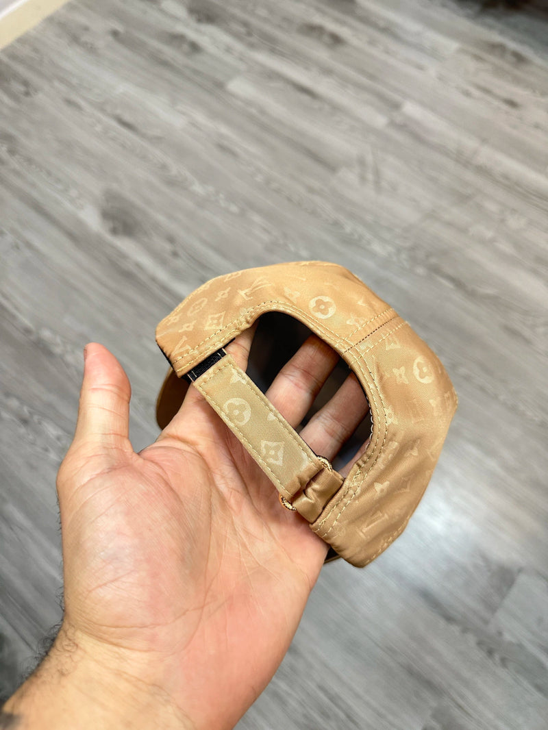 Boné Louis Vuitton LV Acetinado - (Bege)