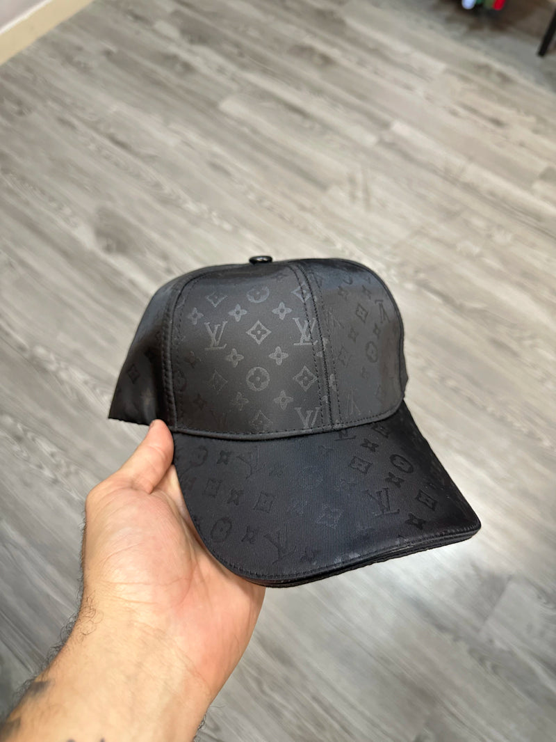 Boné Louis Vuitton LV Acetinado - (Preto)