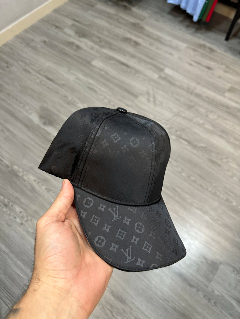 Boné Louis Vuitton LV Acetinado - (Preto)