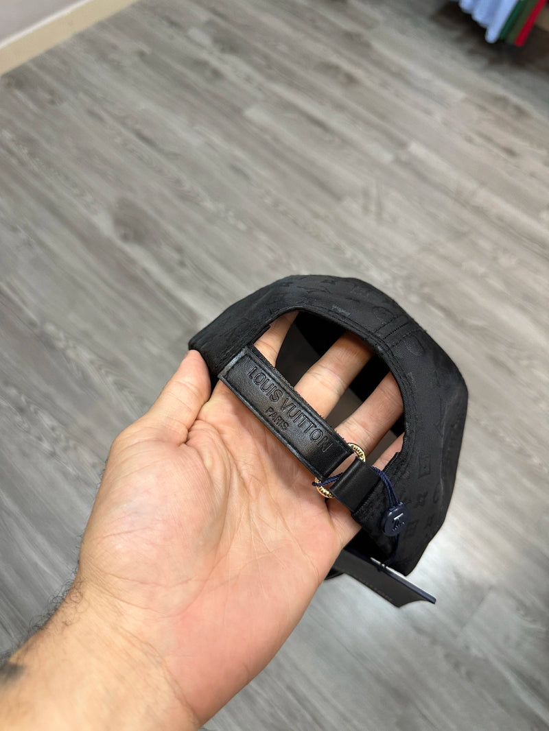 Boné Louis Vuitton LV Acetinado - (Preto)