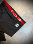 Short GUCCI | Faixa Vermelha Lateral - Preto