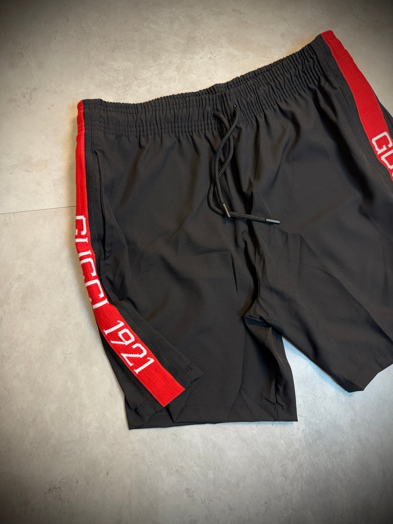 Short GUCCI | Faixa Vermelha Lateral - Preto