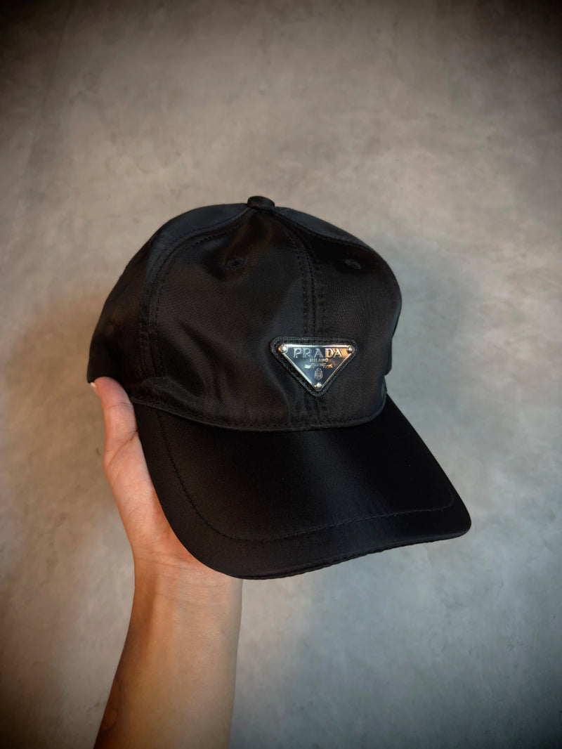 Boné placa PRADA Frontal - Importado - Preto Acetinado