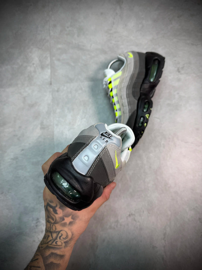 Tênis Air Max 95 - Preto/Verde - Importado